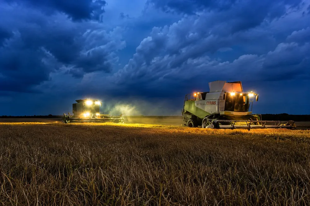 Cosechadoras trabajando en un campo entrerriano
